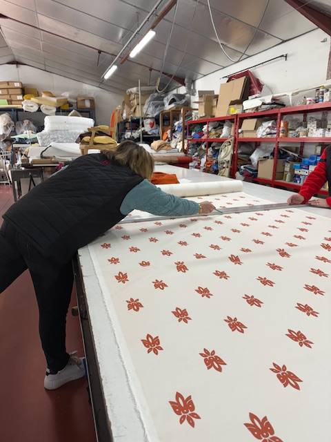 Cabines d'essayage sublimées : rideaux doublés sur mesure pour une expérience client optimale à Aigues-Mortes