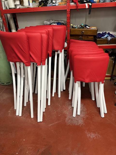 Restauration de mobilier professionnel : chaises de bar restaurant au Grau du Roi