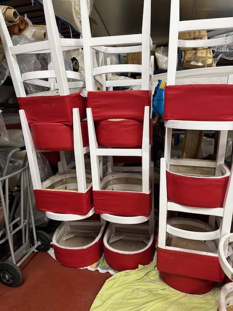 Restauration des assises et dossiers de chaises de bar restaurant en simili cuir rouge au Grau du Roi dans le Gard