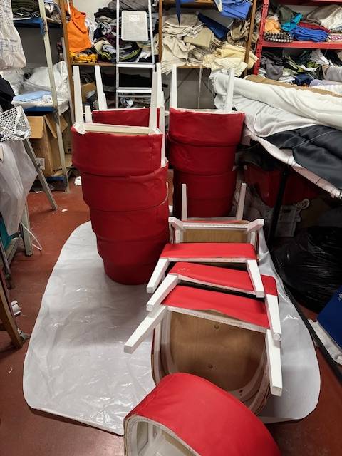 Confort et esthétique rénovés: la restauration de chaises au Grau du Roi