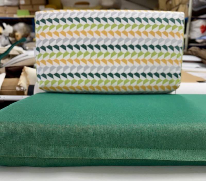 Remplacement du tissu des assises et dossiers des balancelles pour une paillote de la Grande-Motte, dans l'Herault