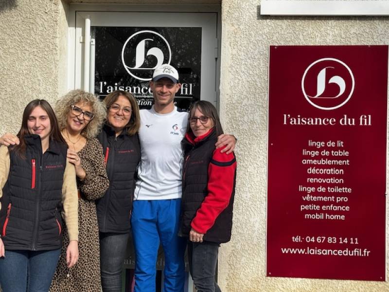 Pose et dépose de dossards en couture et broderies du logo sur des Judogis pour le club de Judo de Calvisson dans le Gard