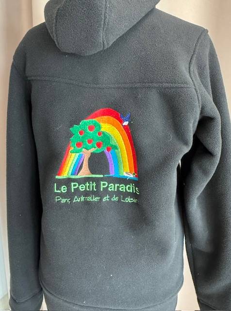 Broderies personnalisées d'un logo sur des vestes pour un parc animalier et de loisirs de Vendargues dans l'Hérault