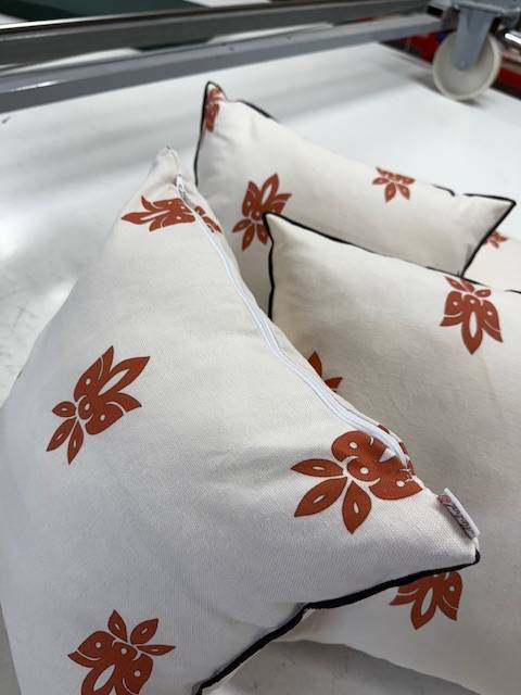 L'Art du Coussin Sur-Mesure : Élégance  pour Votre Boutique d'Aigues-Mortes