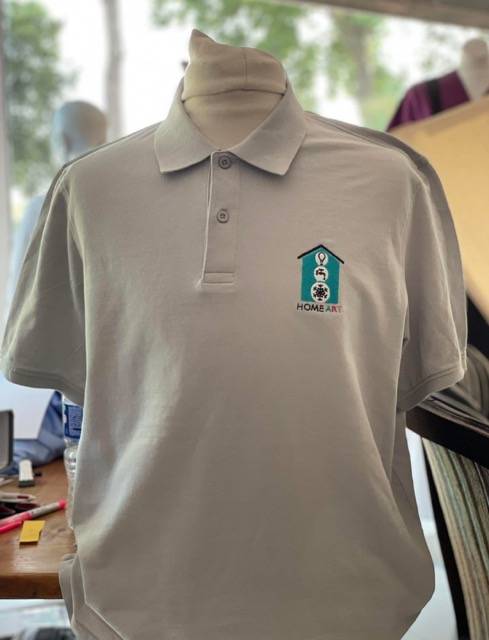 Confection de polos piqués biologiques avec broderie de logos pour une entreprise de Lunel